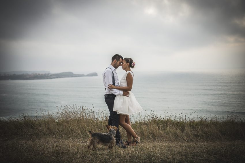 dominium-daniel-jorge-fotografo-bodas-boda-cantabria-torrelavega-santander-fotografia-acantilado-mar-playa-vintage-perro